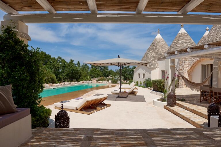 Trulli_Fiori_Puglia_Italy (15)