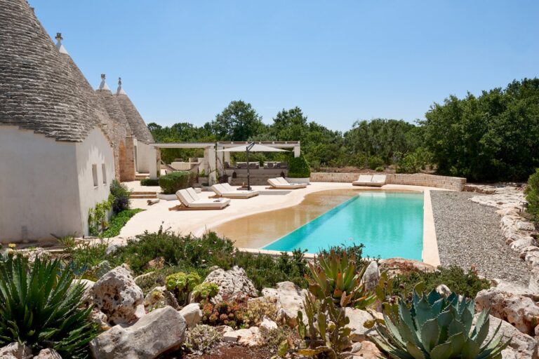 Trulli_Fiori_Puglia_Italy (23)