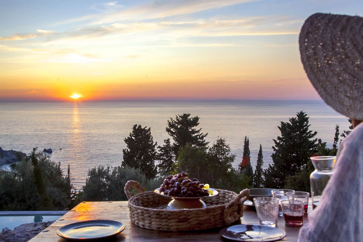 villa-da-lula-agios-nikitas-pool-area-outdoor-dining-with-sunset