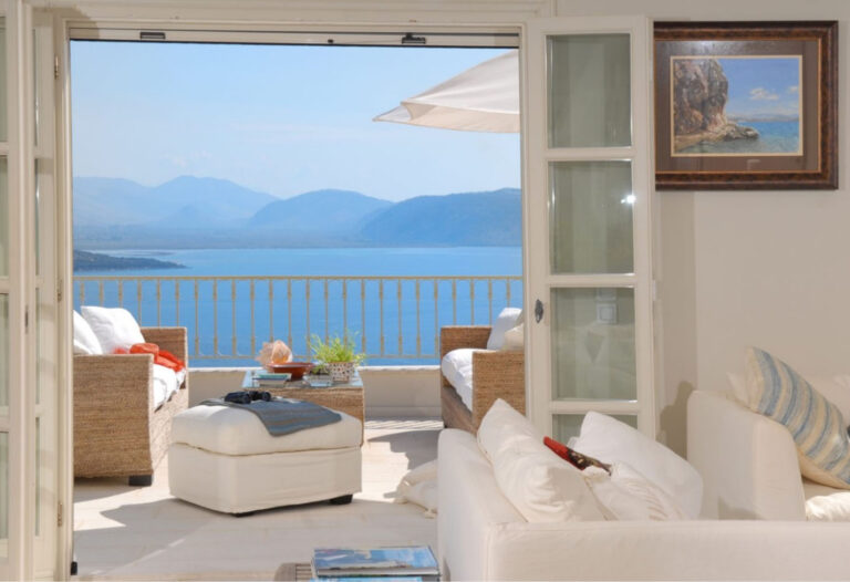 Indoor and outdoor living room with seaview