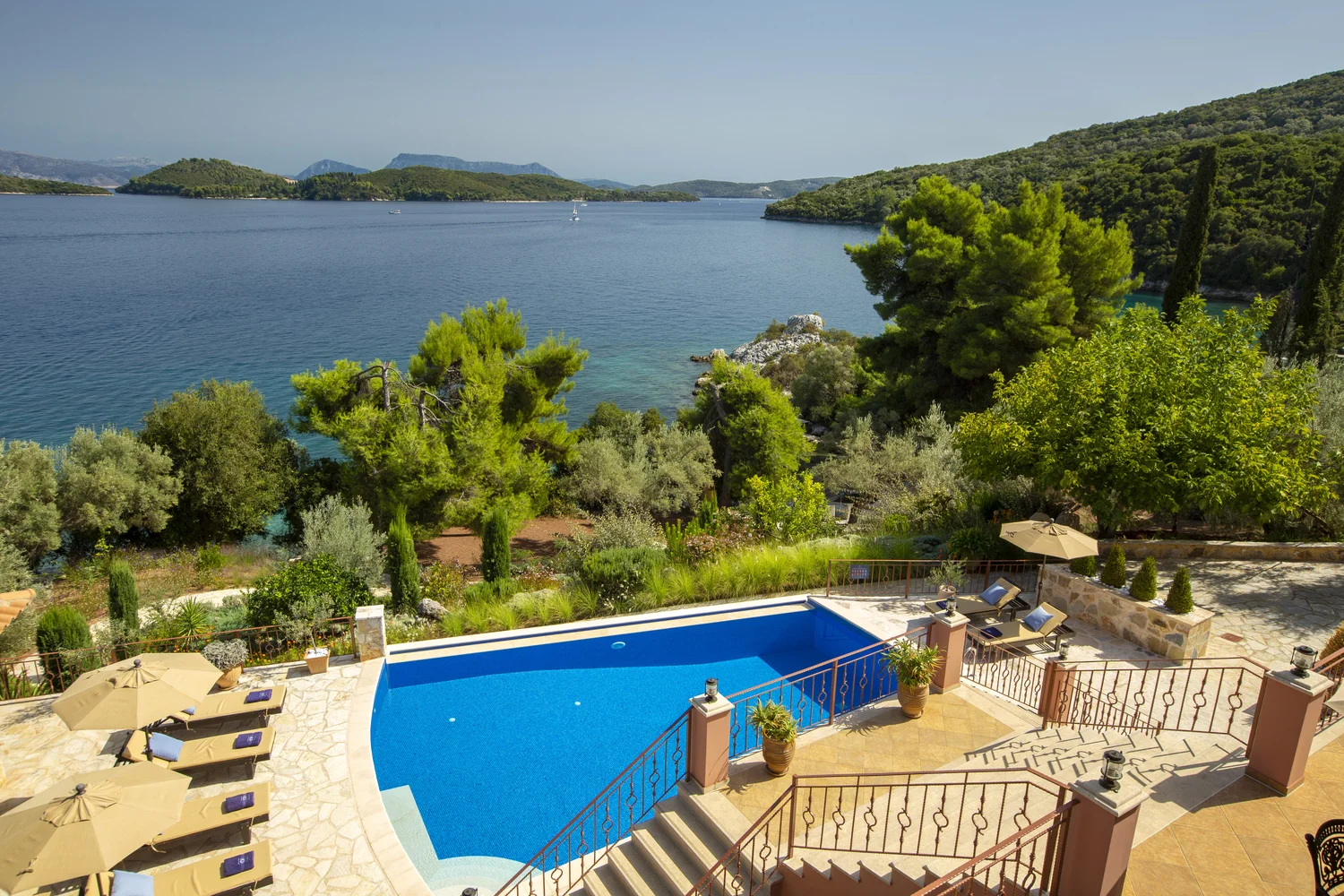 villa_water_edge_lefkada_greece_1tt