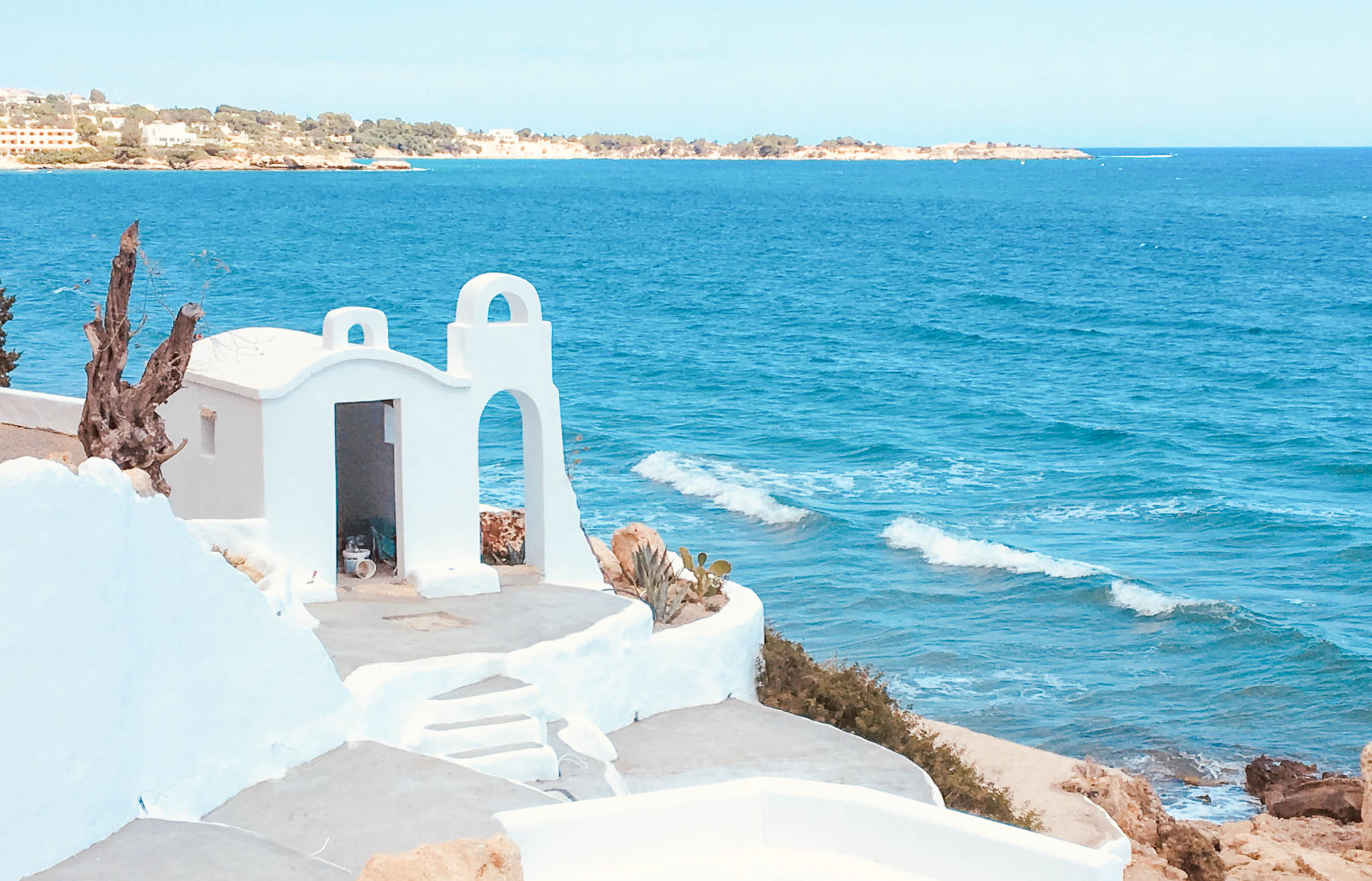 A,Beautiful,Bay,In,Pefkos,,Rhodes,With,A,Blue,Sky