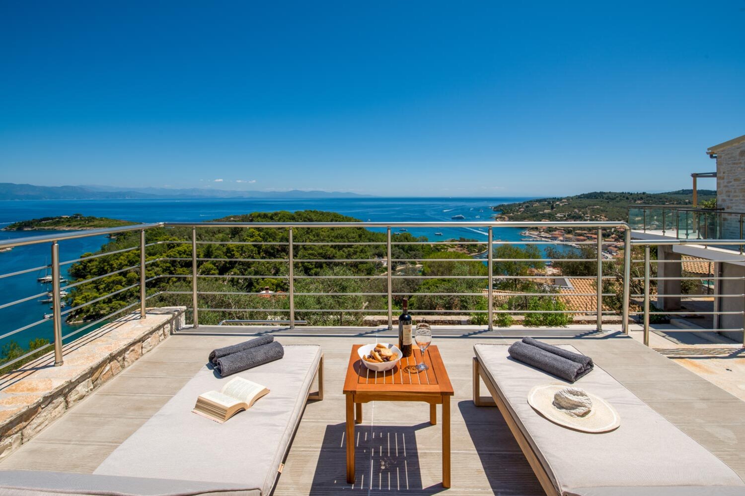 villa_alexa_paxos_1u