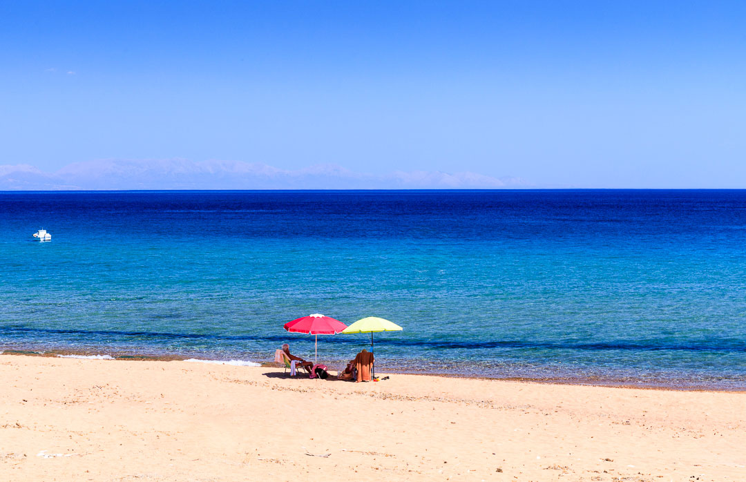 white_donkey_hotel_koroni_greece_9u