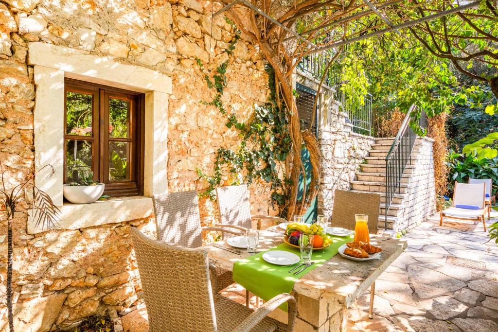 Stone_Cottage_Nissaki_Corfu_Greece-2a