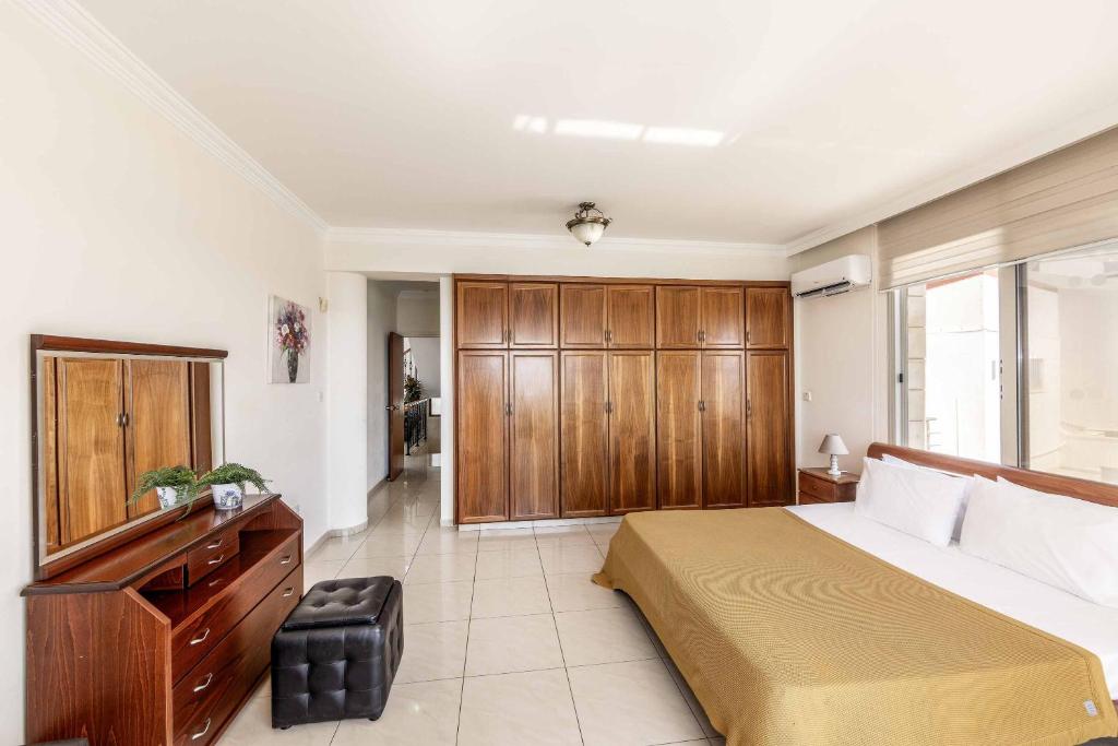 Katina_Beach_Villa_Coral_Bay_Cyprus-4k