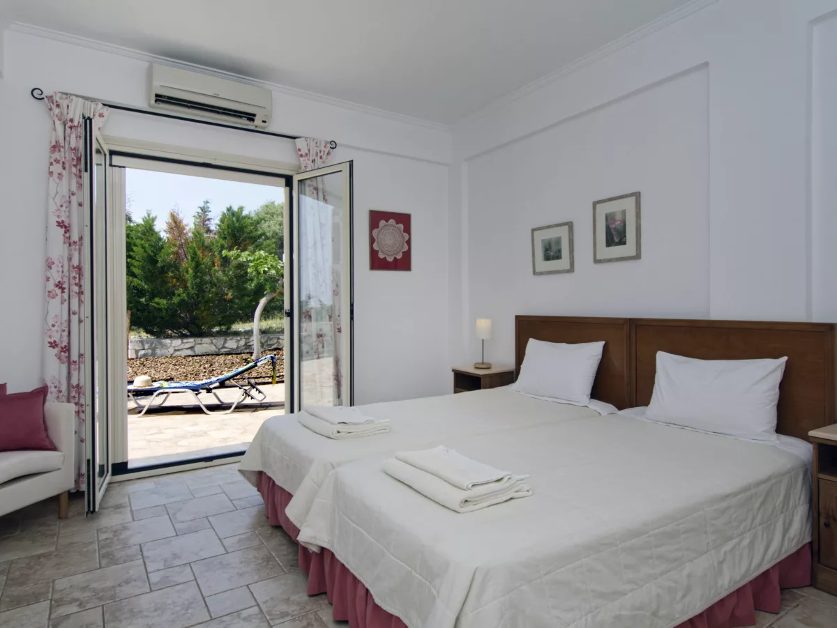 Thalassa_Limonari_2_Iris_Meganisi_Greece-4b