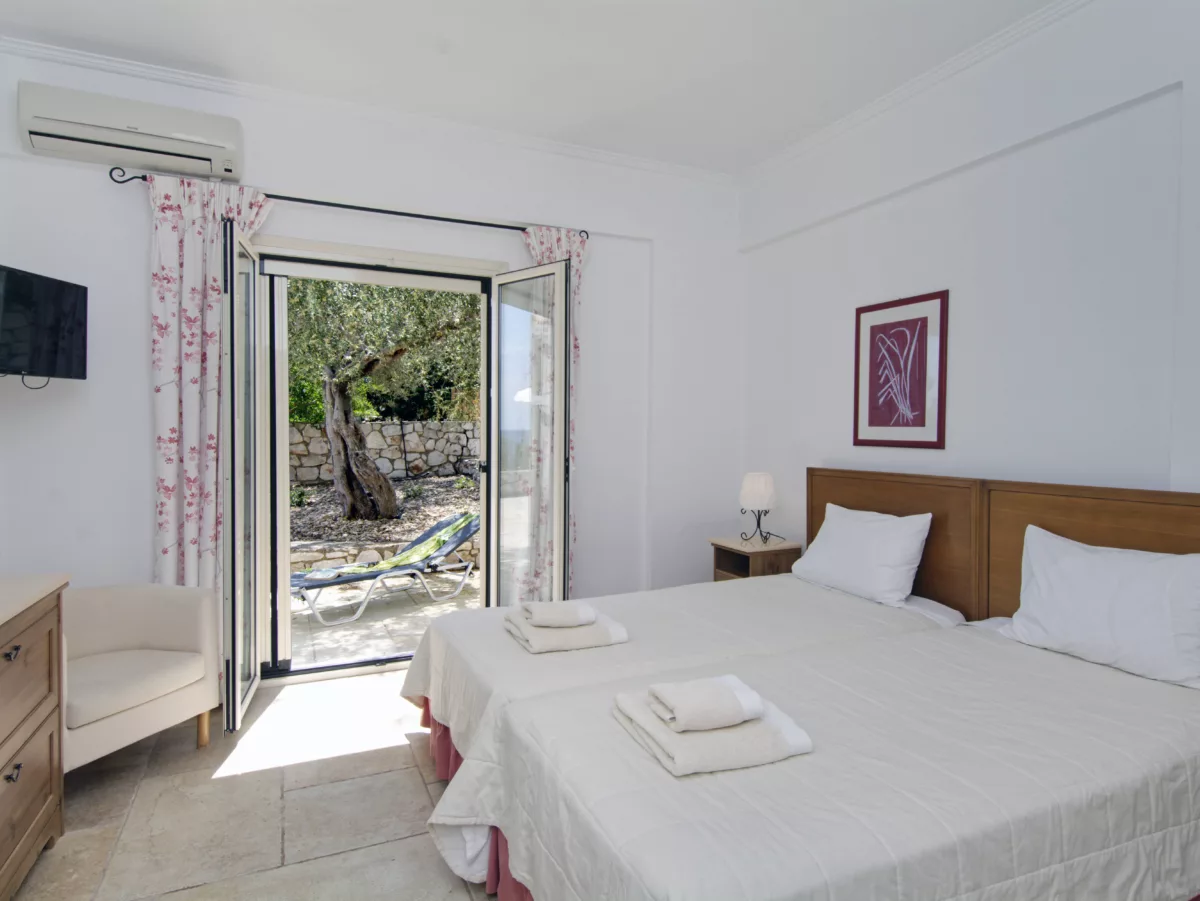 Thalassa_Limonari_2_Spartina_Meganisi_Greece-4b